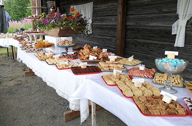 Ett långbord fullt med olika sorter av kakor.